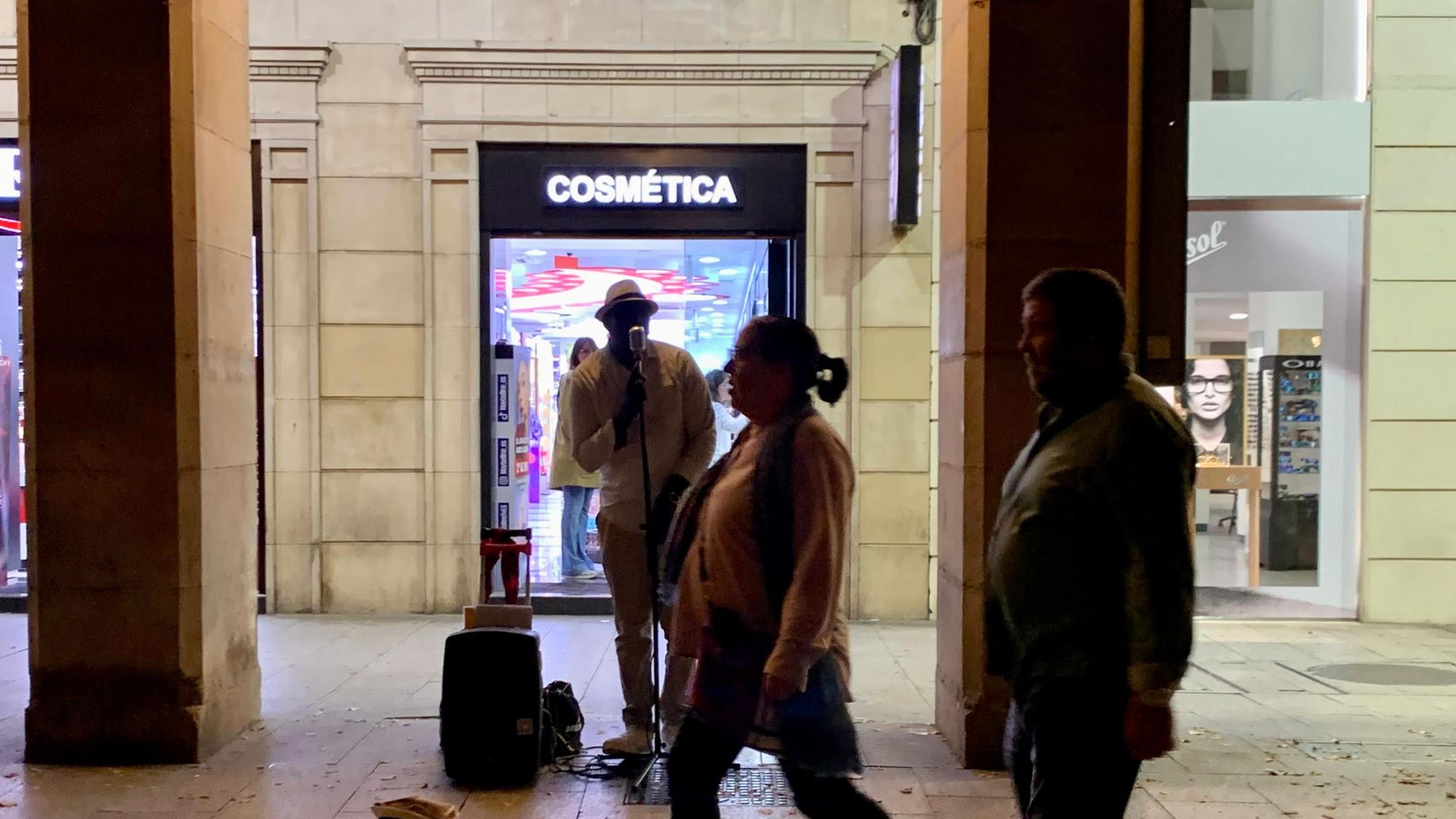 Uno de los artistas en el paseo de la Independencia.