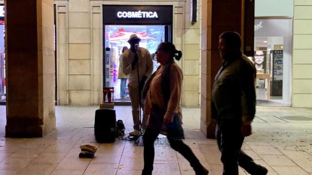 Uno de los artistas en el paseo de la Independencia.