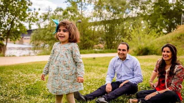 La pequeña Daniela junto a sus padres, María y Sergio