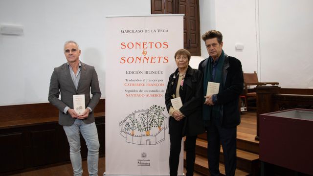 Jacobo San Hermida, Catherine François y Santiago Auserón durante la presentación de la edición bilingüe 'Sonetos'