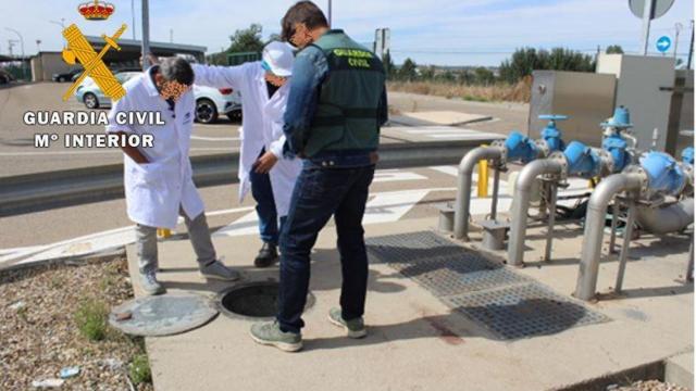 La Guardia Civil y los técnicos de la empresa del agua inspeccionan la red de alcantarillado
