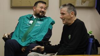 Juan Carlos Unzué (derecha) y el senador Juan Ramón Amores, que padece la misma enfermedad, este jueves en el Congreso de los Diputados.