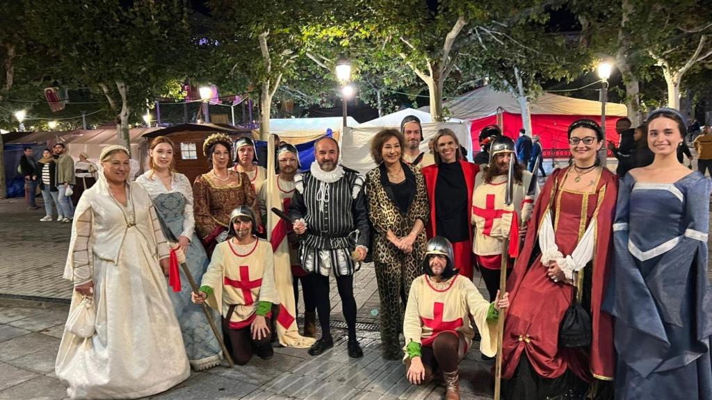 Ana Rosa se fotografía con varias personas caracterizadas de la época del Medievo.