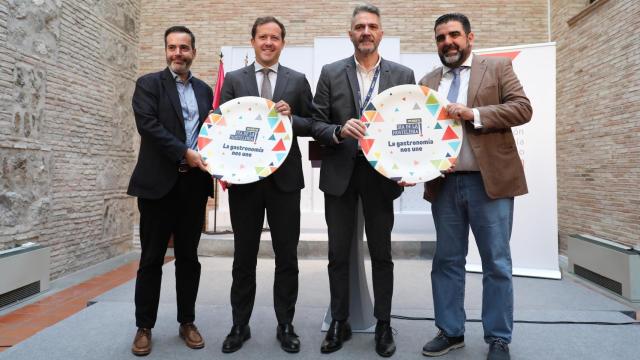 El alcalde de Toledo, Carlos Velázquez, junto al presidente de la Asociación de Hostelería de Toledo, Tomás Palencia, y representanres de Makro.