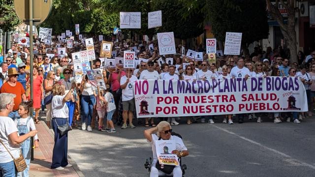 Varios manifestantes contra la planta de biogás en Las Torres de Cotillas (Murcia) despliegan una pancarta el pasado domingo.