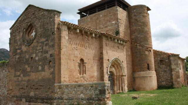 Iglesia románica de un pueblo de España.
