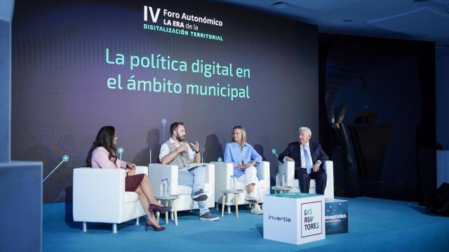 Alicia Izquierdo, concejala de Innovación de Málaga; Alberto Iglesias Fraga, subdirector de DISRUPTORES; Paula Llobet, concejala de Innovación de Valencia; y Miguel Ángel García, concejal de Transformación Digital de Zaragoza.