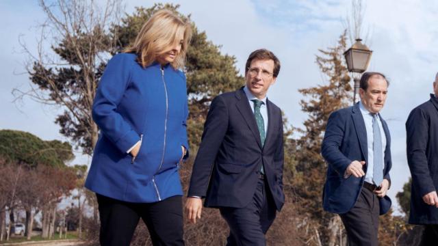 La vicealcaldesa, Inma Sanz, el alcalde de Madrid, José Luis Martínez-Almeida, y el delegado de Urbanismo, Medio Ambiente y Movilidad, Borja Carabante.