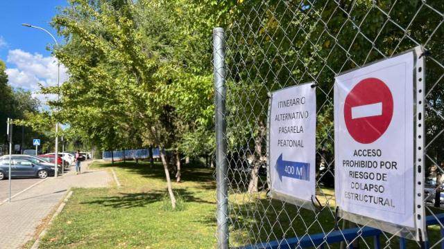 Una de las pasarelas peatonales en Santa Eugenia cerradas por riesgo de colapso.