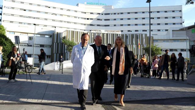 El gerente del Hospital, Miguel Ángel Colmenero, junto a Jesús Aguirre, presidente del Parlamento andaluz y Rocío Hernández, consejera de Salud.