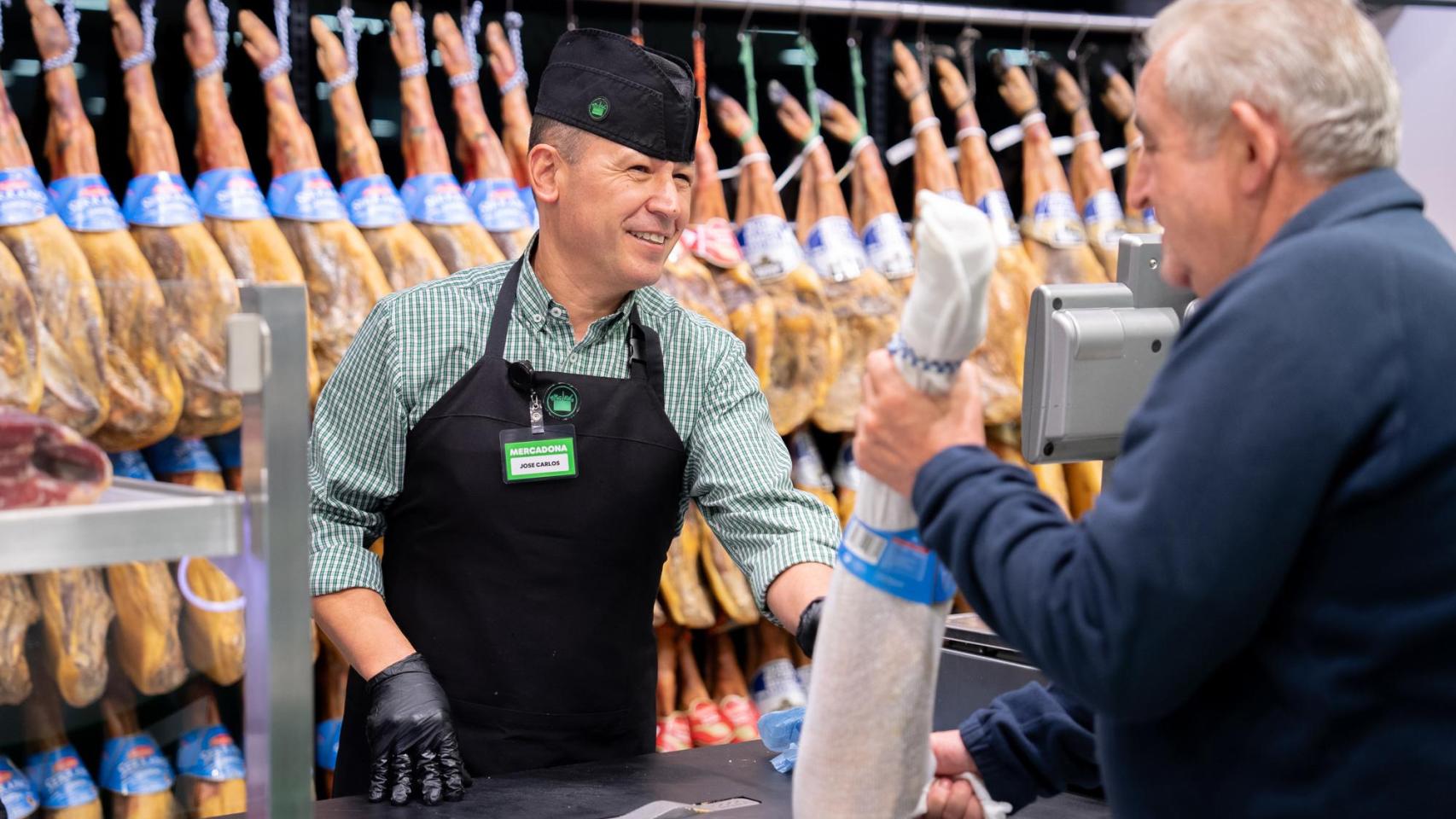 Un trabajador de Mercadona en un establecimiento de la compañía.