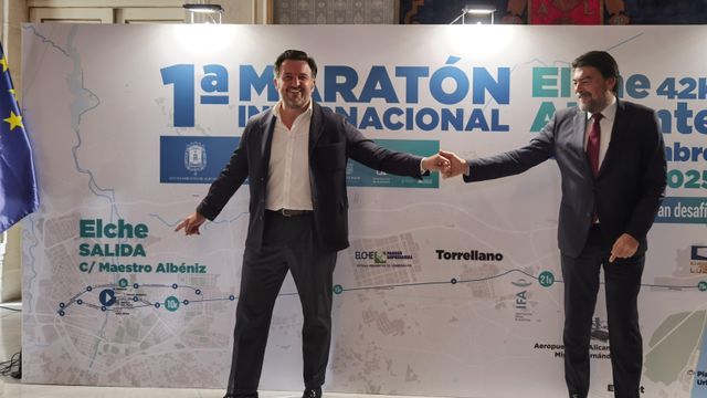 Pablo Ruz y Luis Barcala se dan la mano destacando la salida y llegada de la carrera.