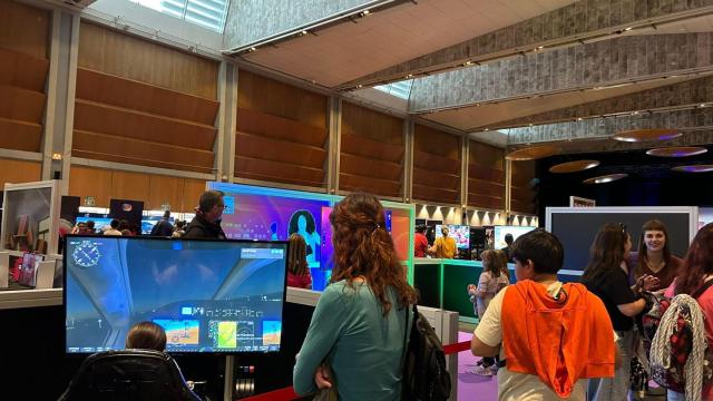 Un niño jugando a la consola en el Zgamer de Zaragoza.