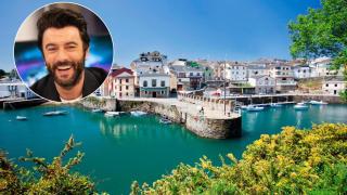 El pueblo de Puerto de Vega junto a una de Javier Rey.