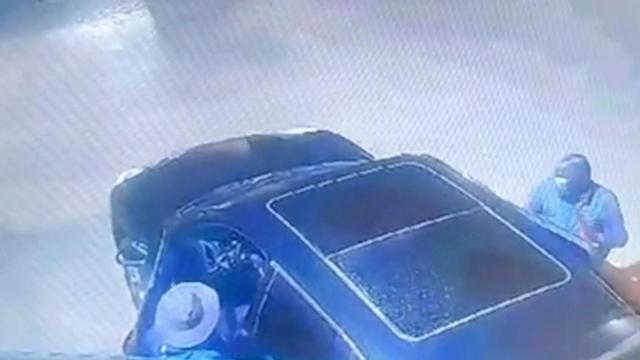 Dos miembros de la conocida como Banda del Porsche Cayenne, la madrugada del 2 de septiembre, asaltando una gasolinera de Repsol en Los Alcázares.