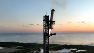 Cohete Super Heavy instantes antes de ser capturado por los brazos de la Mechazilla