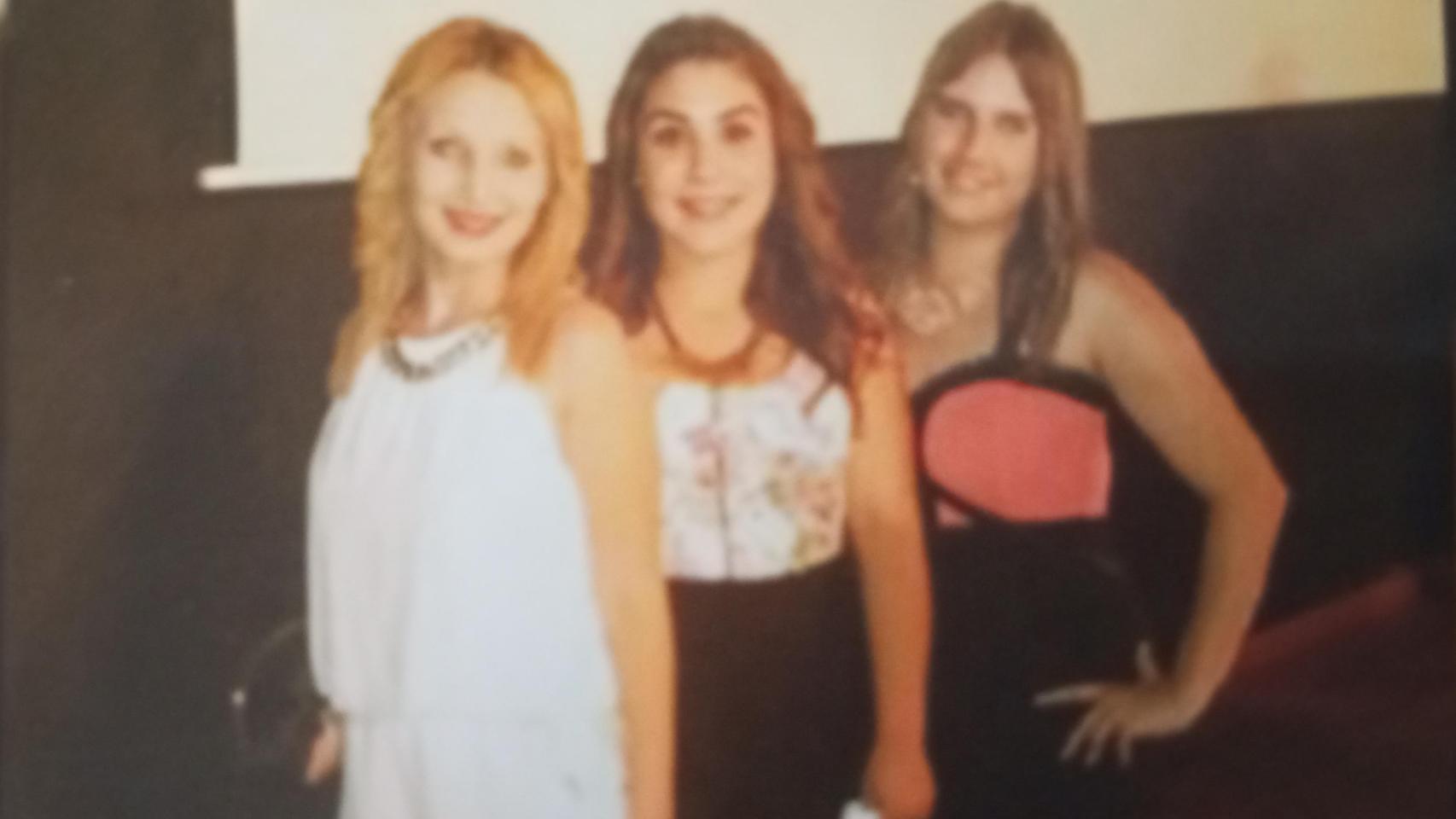 Ana, junto a sus amigas, Laura y María, que también resultaron atropelladas cuando regresaban a casa de las Fiestas de la Santa Cruz en Mahoya.