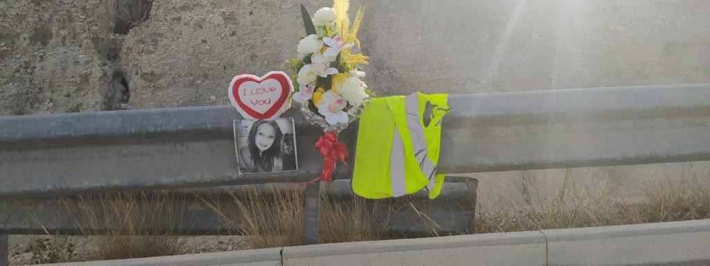 La familia de la difunta Ana se ha sentido atacada porque una persona colocó un chaleco reflectante en la zona donde fue atropellada mortalmente.