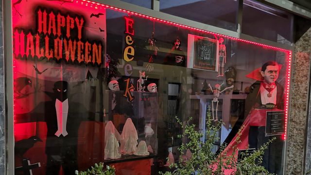 Fachada especial Halloween en Carolinas Bajas.