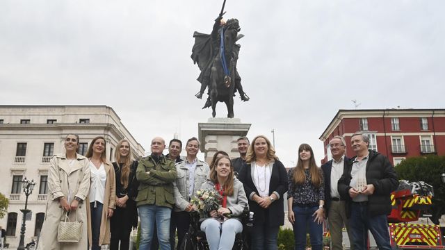 La alcaldesa de Burgos, Cristina Ayala, preside el acto de homenaje que el Ayuntamiento realiza a la nadadora paralímpica y triple medallista burgalesa en París, Marta Fernández