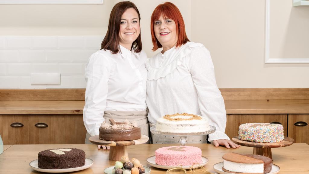 Pepa y Lara Guerrero. en su pastelería Pepina Pastel.