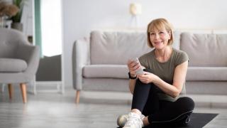 Una mujer alemana utiliza la app de Vivira en casa.