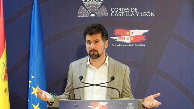 El secretario general del PSOE de Castilla y León, Luis Tudanca, durante la rueda de prensa de este miércoles en las Cortes