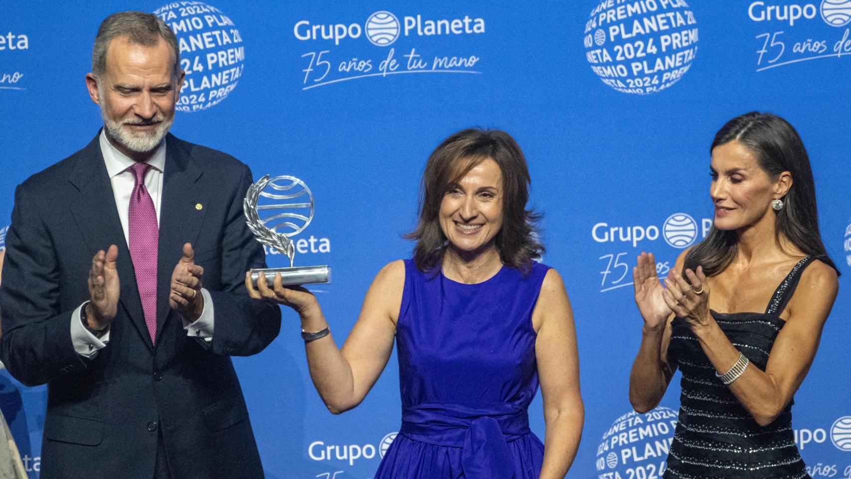 Paloma Sánchez-Garnica con el Premio Planeta