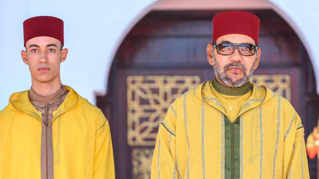 Moulay Hassan y Mohamed VI en un acto institucional.