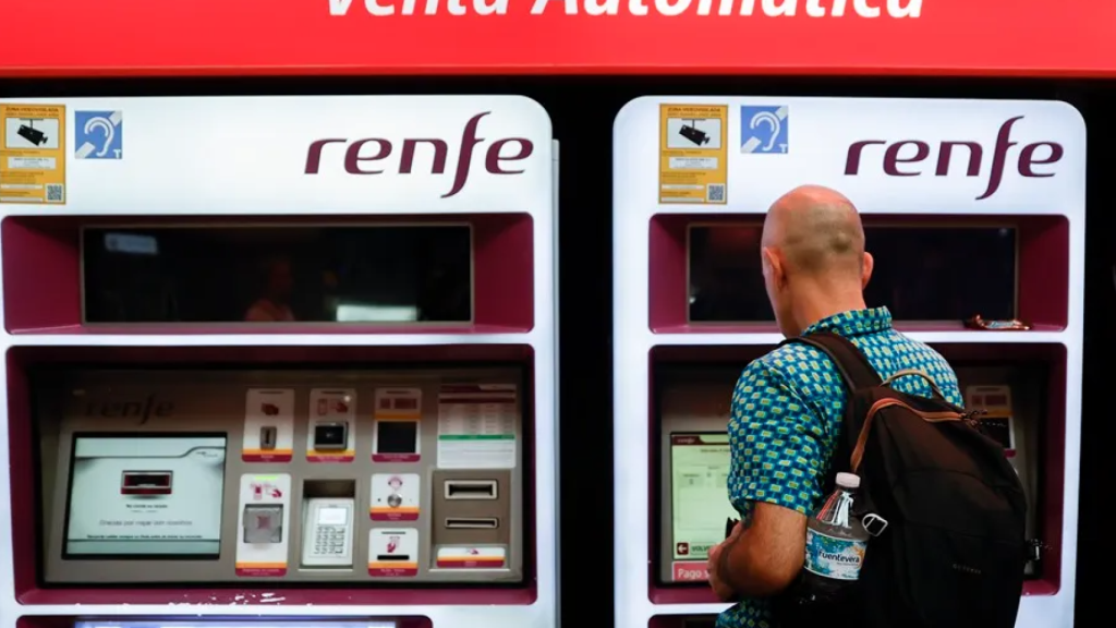 Una persona sacando su abono en la Renfe en una foto de archivo.