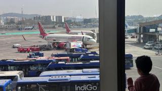 Un niño observa aviones de Air India en el aeropuerto de Mumbai. Imagen de archivo.