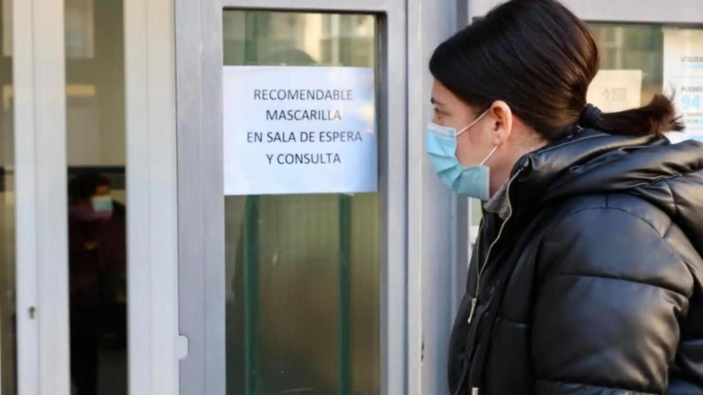 Una mujer con mascarilla en un centro de salud en imagen de archivo.