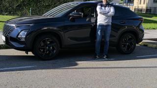 Niceza junto a su Omoda 5.