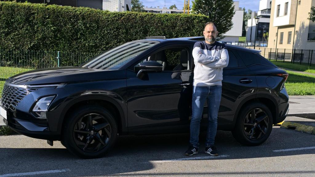 Adrián Nicieza con su Omoda 5.