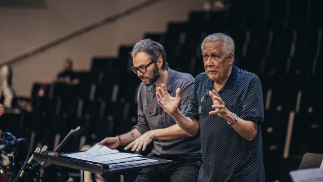 El director del ADDA Simfònica y el clarinetista Paquito D'Rivera en el ensayo de este jueves en Alicante.
