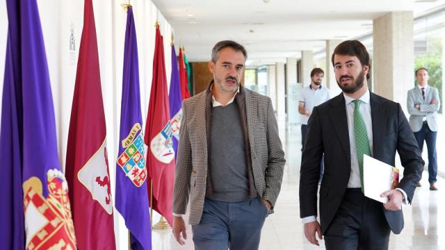 El portavoz adjunto de Vox en las Cortes, David Hierro, y el portavoz de la formación, Juan García-Gallardo, a su llegada a la rueda de prensa de este jueves en la Cámara autonómica