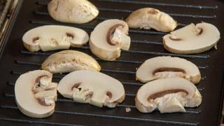 Adiós a los champiñones gomosos: el sencillo truco para que no encojan ni se queden como un chicle