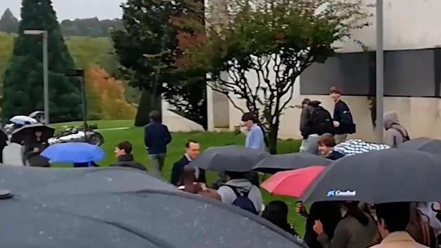 VÍDEO | Un grupo de estudiantes de la Universidad de Navarra grita maricón y que te vote Txapote al ministro Marlaska