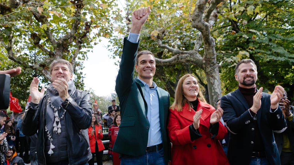 El alcalde de Soria, Carlos Martínez, el presidente del Gobierno, Pedro Sánchez, la vicesecretaria general del PSCyL, Virginia Barcones, y el secretario general, Luis Tudanca, en un acto en la capital soriana en 2022