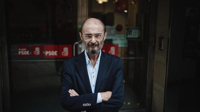 Lambán, frente a la sede del PSOE en Zaragoza