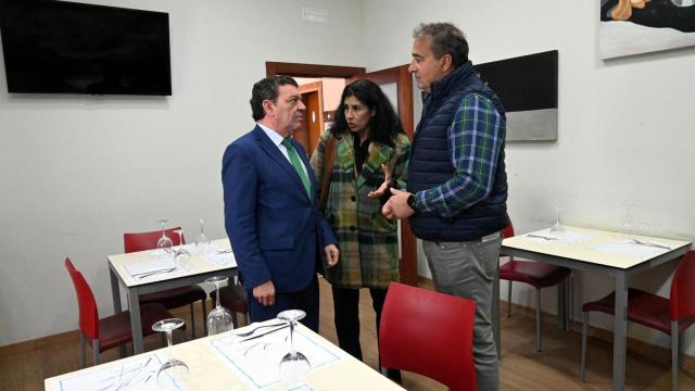 El consejero de la Presidencia, Luis Miguel González Gago, en su visita a uno de los bares beneficiarios de las ayudas en su primera convocatoria