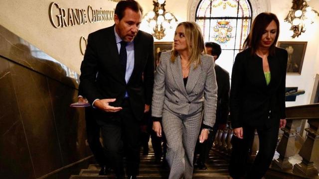 El ministro de Transportes y Movilidad Sostenible, Óscar Puente, y la alcaldesa de Granada, Marifrán Carazo, a su llegada a la firma de la integración ferroviaria en la ciudad, el pasado 11 de octubre