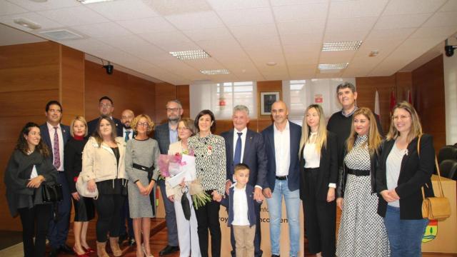 Arroyo entrega su primera medalla de honor a Eva Herrero García