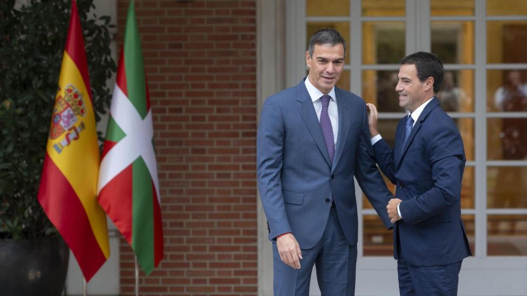 El presidente del Gobierno, Pedro Sánchez, recibe al lehendakari Imanol Pradales, en el Complejo de La Moncloa.