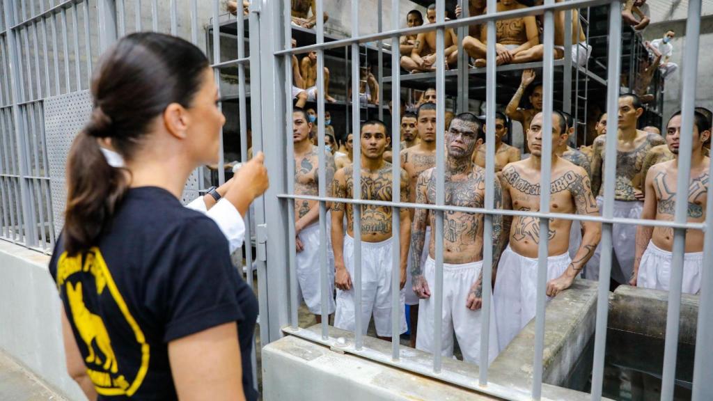 Macarena Olona durante su visita a las cárceles de Bukele, concretamente el CECOT.