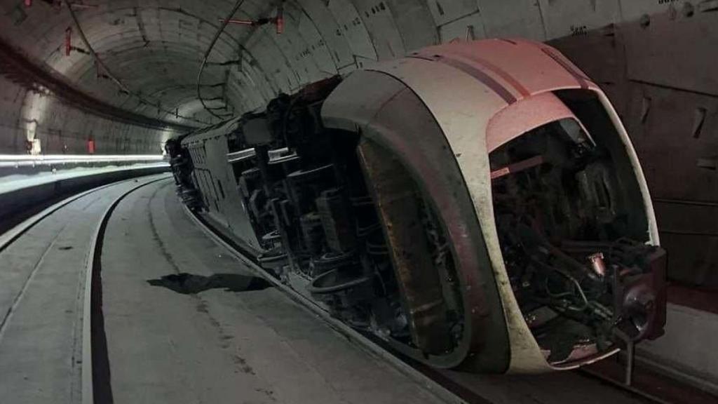 Tren descarrilado en el túnel entre Atocha y Chamartín en octubre de 2024.