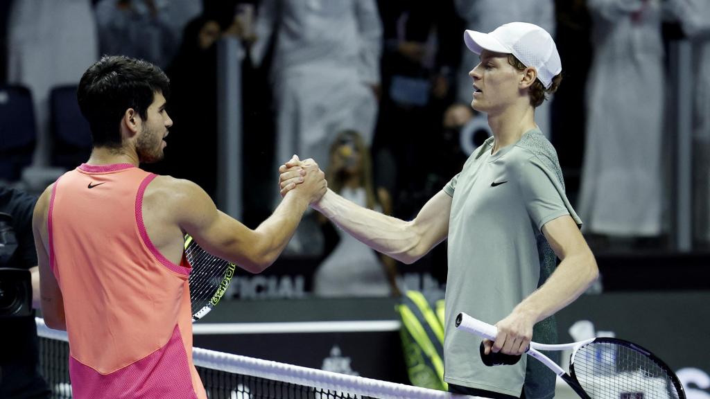 Saludo entre Alcaraz y Sinner tras la final del Six Kings Slam