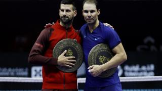 Novak Djokovic y Rafa Nadal se abrazan tras el partido de la Six Kings Slam.