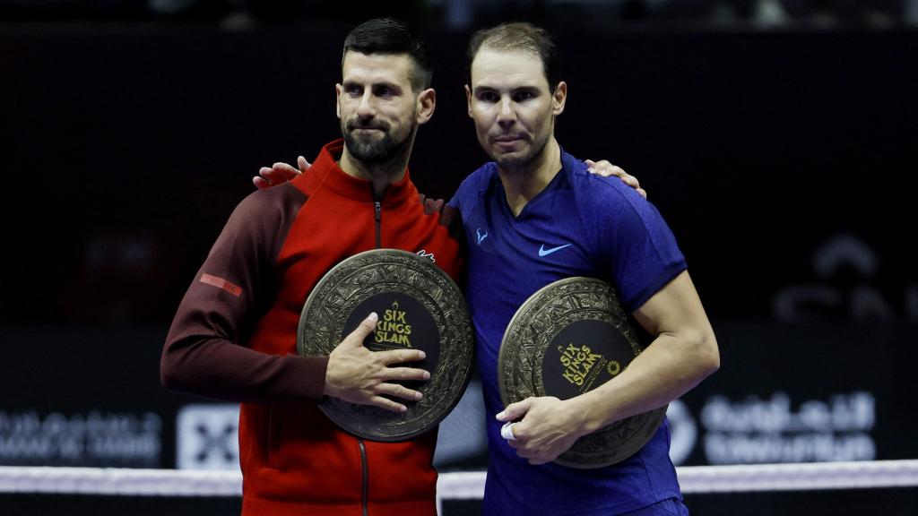 Novak Djokovic y Rafa Nadal se abrazan tras el partido de la Six Kings Slam.