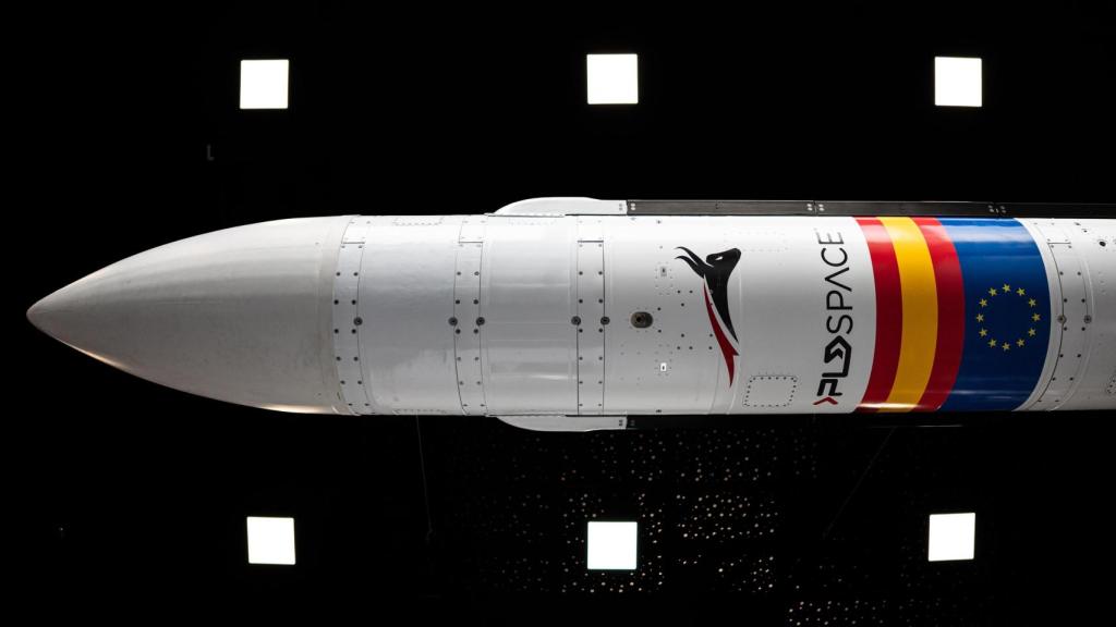 El Miura 1 preside la entrada de los Headquarters de PLD Space sobre las cabezas de los invitados